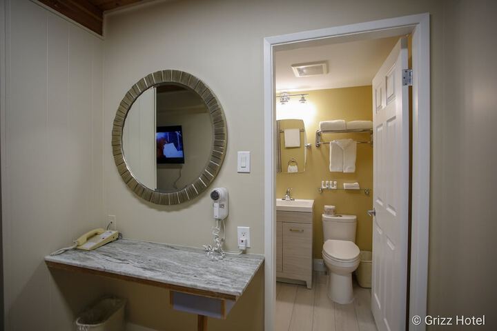 Room 6 of 13