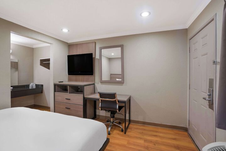 Room 11 of 33