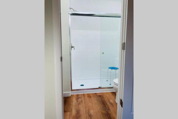 Newly Renovated Carriage House Near Town & Beaches