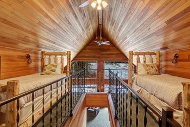 Sky Rivers Edge - Three Bedroom Cabin with Hot Tub