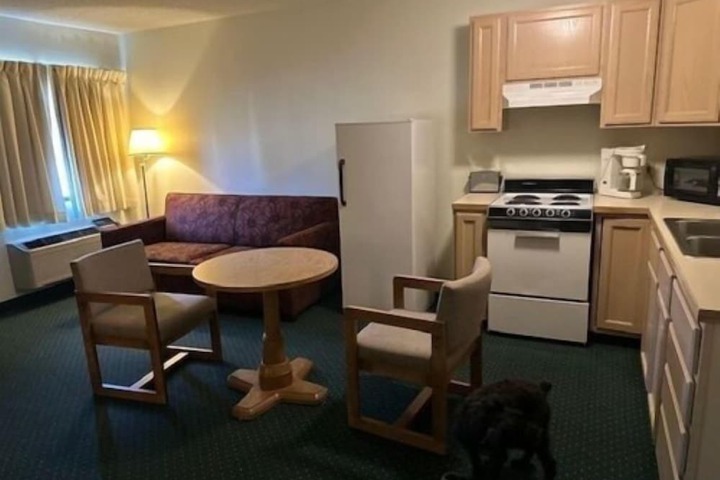 Room 9 of 11