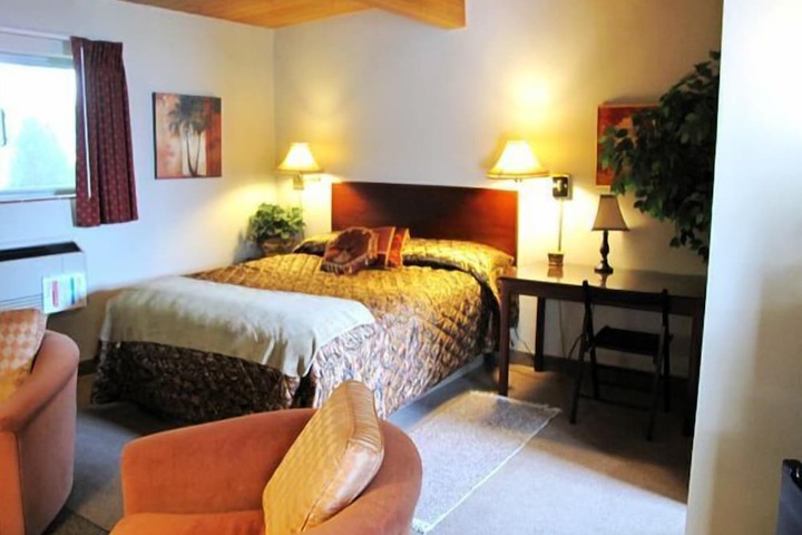 Hudson Manor Inn