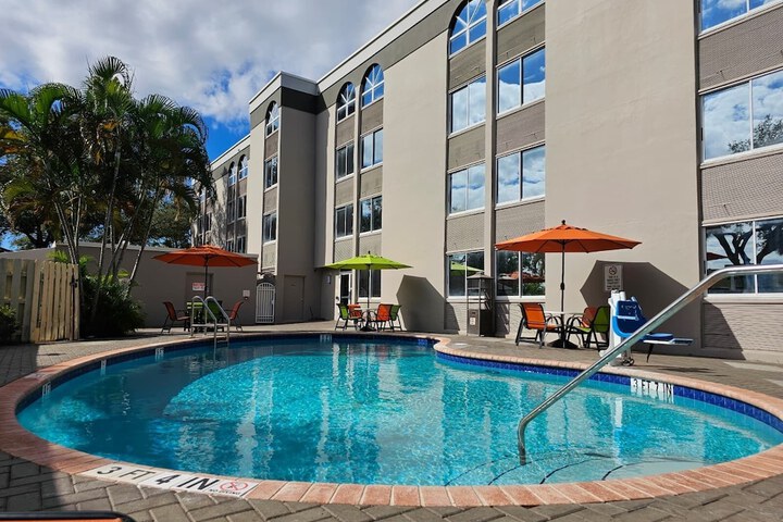 La Quinta Inn & Suites by Wyndham Deerfield Beach I-95