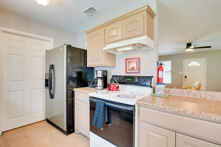 Waterfront Lake Fork Getaway w / Dock Access
