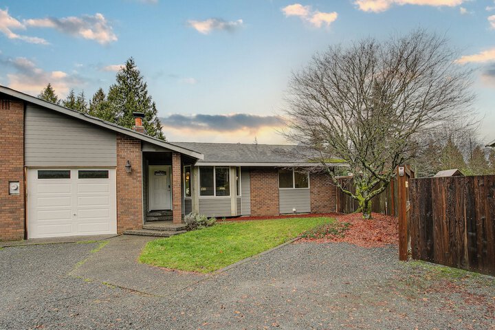 Modern Puyallup Townhome w / Backyard & Fireplace