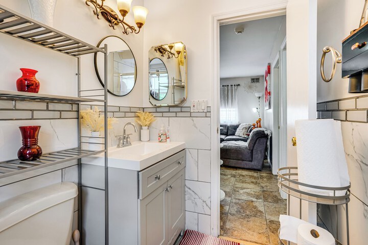 8 Mi to Long Beach: Cozy Apt w / Fenced Yard!