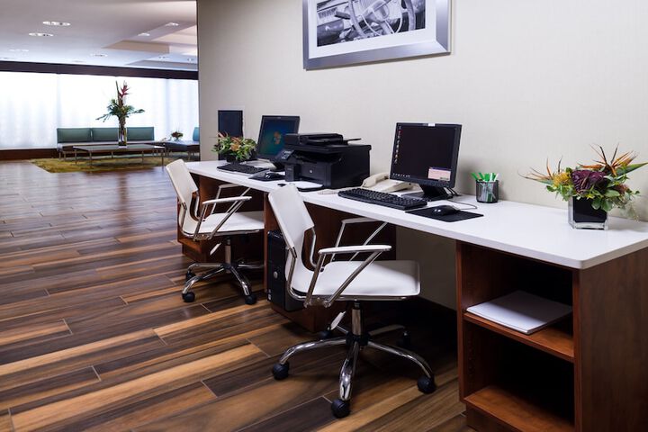 Holiday Inn Hotel & Suites Warren by IHG