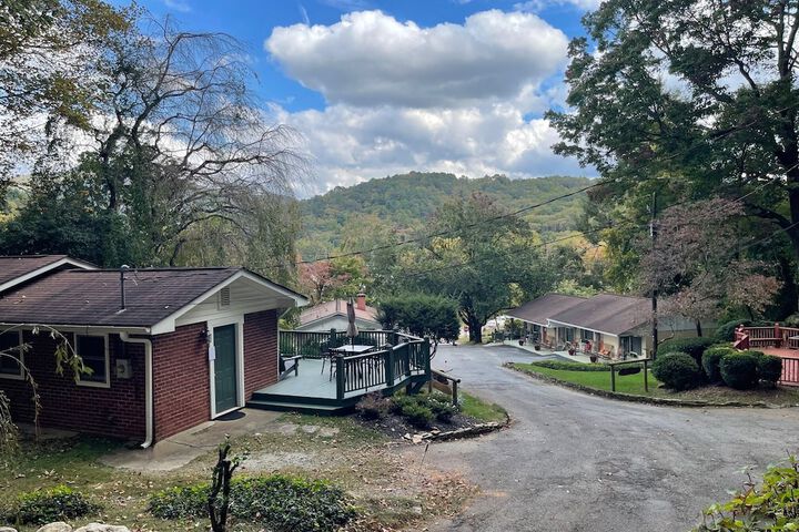 Mountain Aire Cottages Inn & Glamping