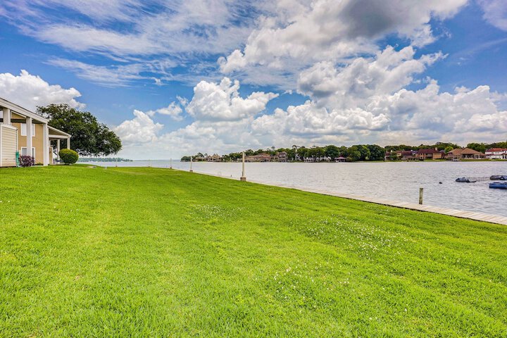 Beautiful Waterfront Condo on Lake Conroe w / Dock