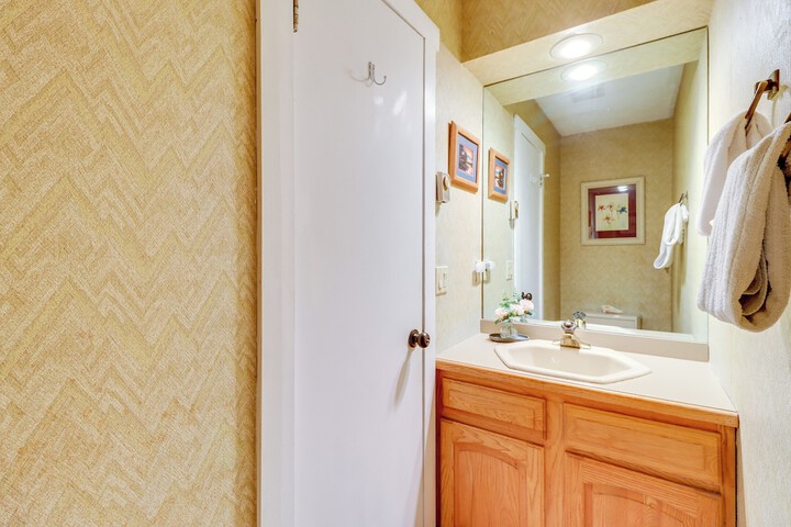 Hike Golf & Explore: Pocono Pines Townhome