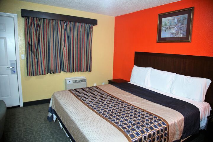 Room 9 of 32