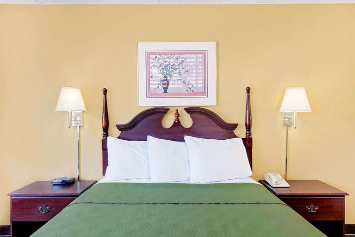 Travelodge by Wyndham Chambersburg