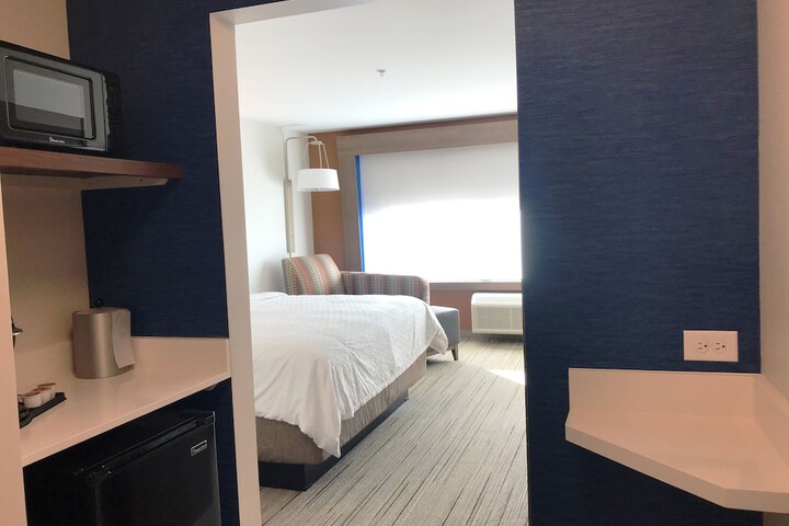 Room 102 of 148