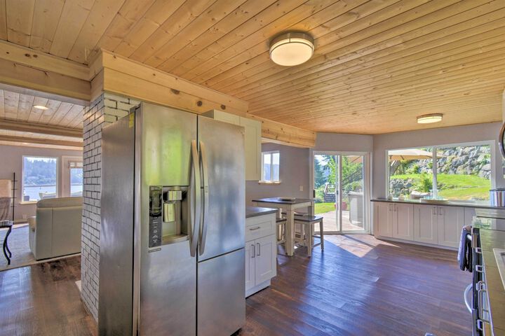 Waterfront Gig Harbor Home w / Furnished Deck