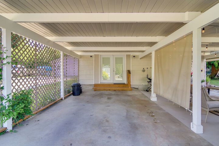 Charming Updated Retreat Walk to Lake Stevens!