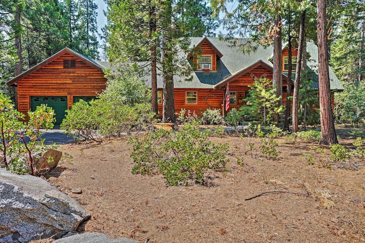Hot Tub Deck & Trail Access: Shaver Lake Cabin
