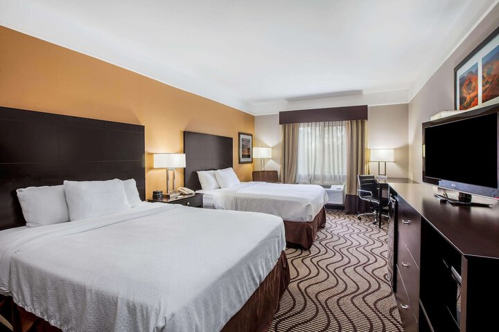 La Quinta Inn & Suites by Wyndham Pasadena
