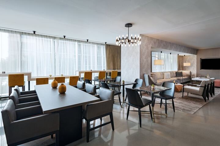 Lounge 89 of 106