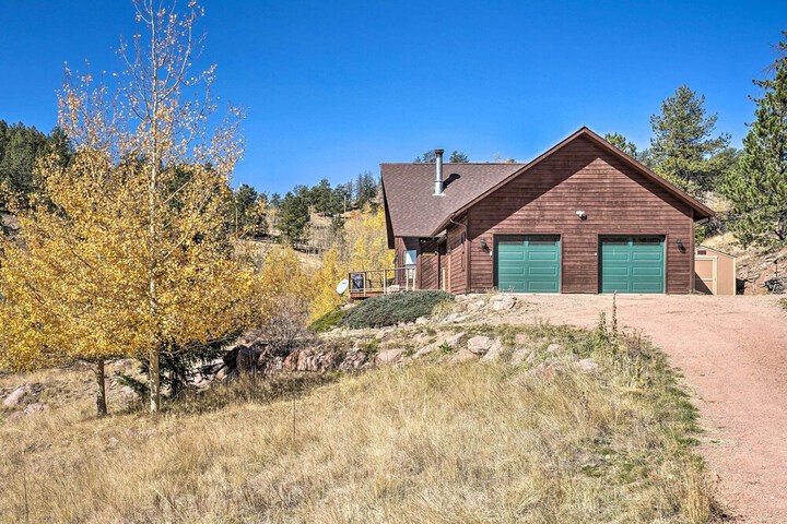 Mtn-view Cabin w / Deck 3 Mi to Cripple Creek!