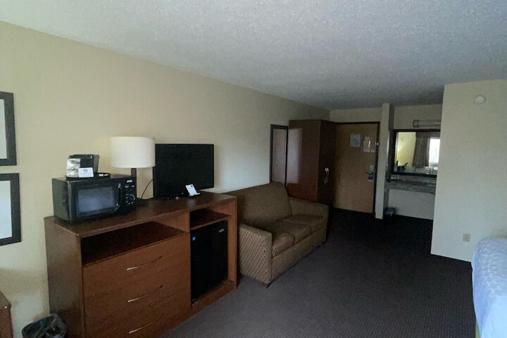 Room 7 of 32