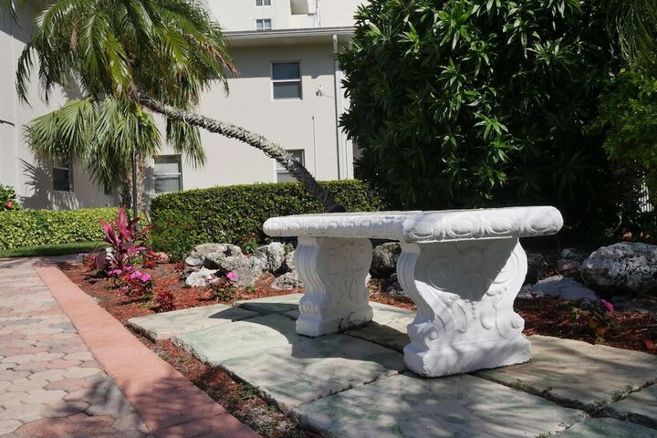 Hotel Exterior 176 of 184