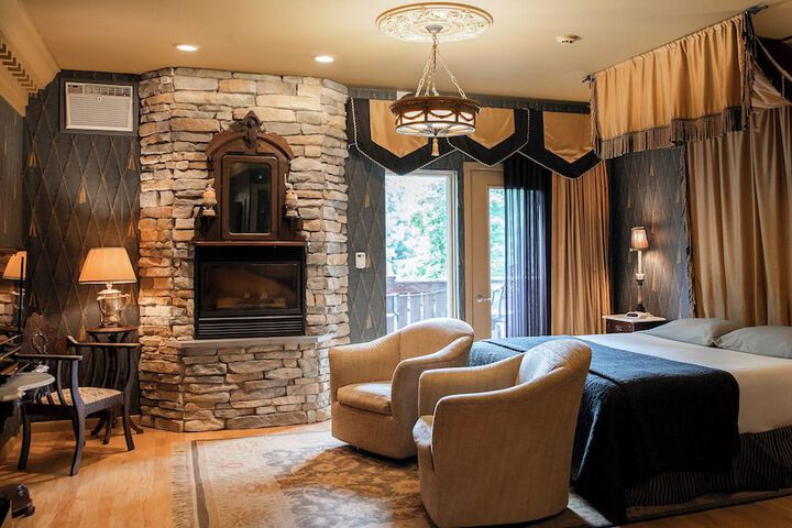 Twin Pine Manor Bed & Breakfast