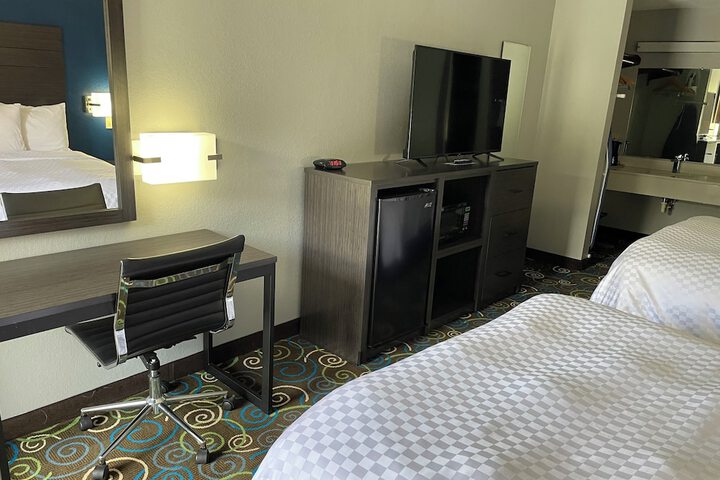 Clairmont Inn & Suites Warren
