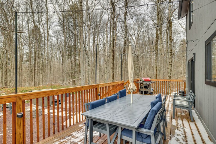 Pocono Pines Home w / Private Hot Tub!