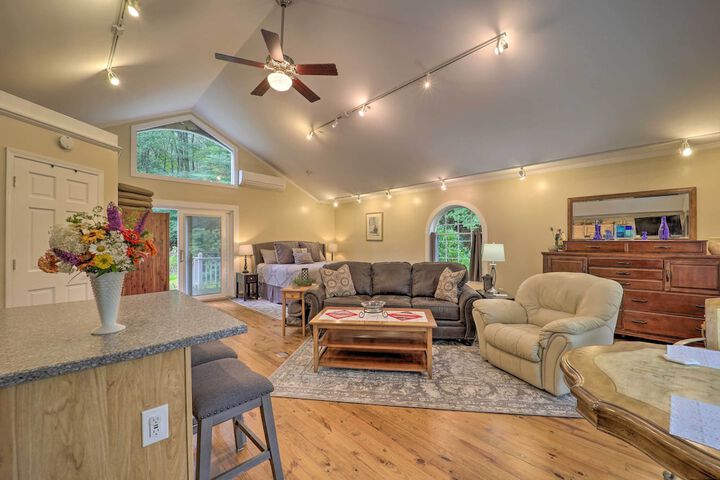 Quiet Studio Escape 2 Mi to Blue Ridge Parkway!