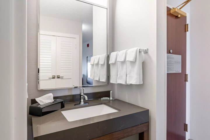 Courtyard by Marriott Burlington Williston