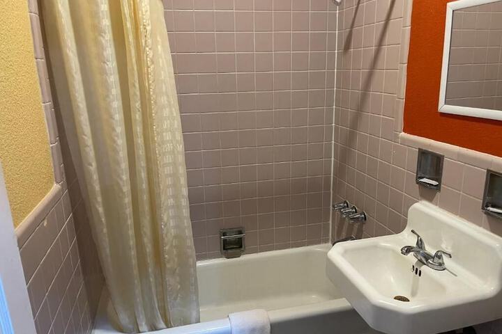Room 8 of 11