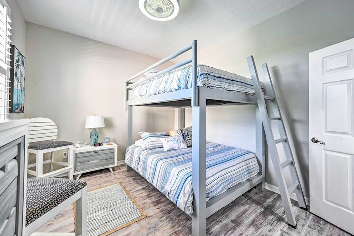Naples Escape in Regatta w / Resort Amenities!