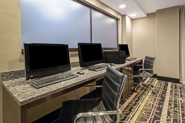 La Quinta Inn & Suites by Wyndham Detroit Metro Airport
