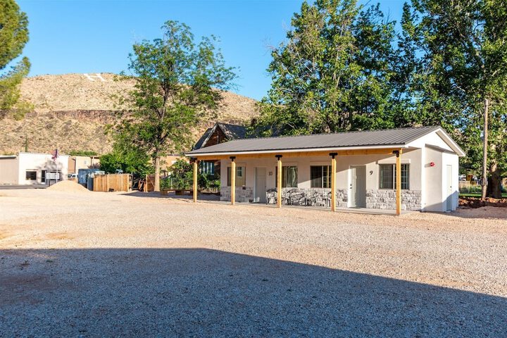 Hurricane Hideaway Lodging
