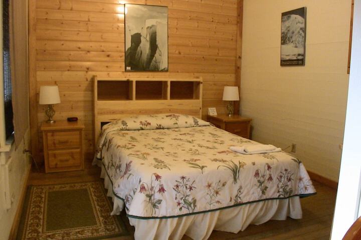 Whittakers Motel & Historic Bunkhouse