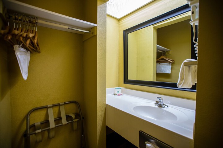 Relax Inn & Suites