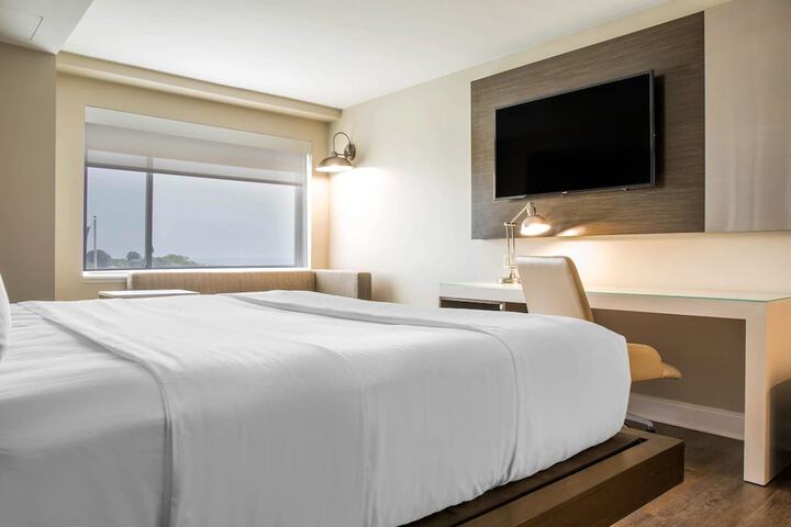 Wyndham Newport Hotel