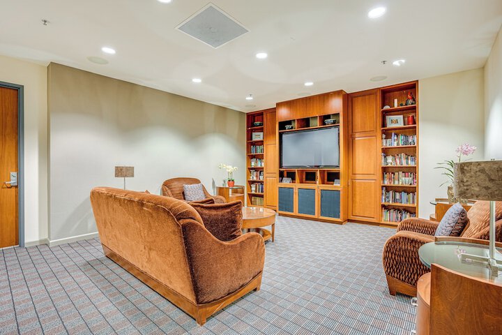 Luxe Condo w / Private Patio & Perks in Emeryville!