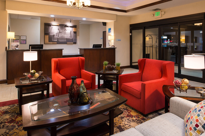 Holiday Inn Express Hotel & Suites Pittsburg by IHG