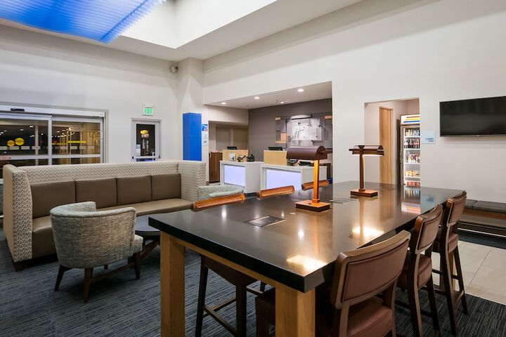 Holiday Inn Express & Suites Everett by IHG