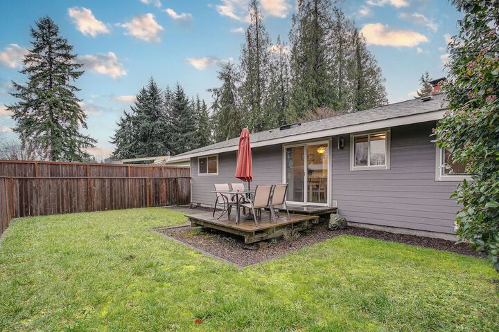 Modern Puyallup Townhome w / Backyard & Fireplace