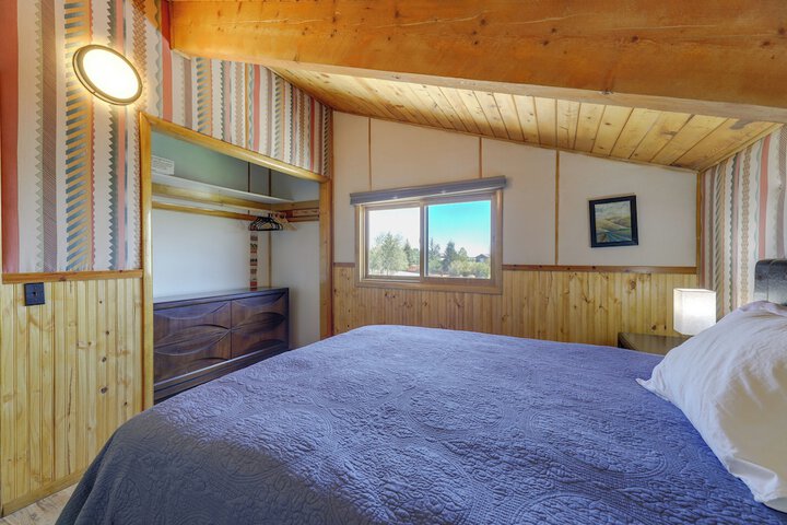 Spacious Pinedale Home w / Mountain Range View