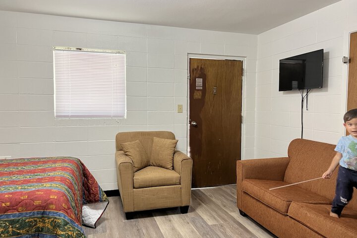 Room 16 of 19