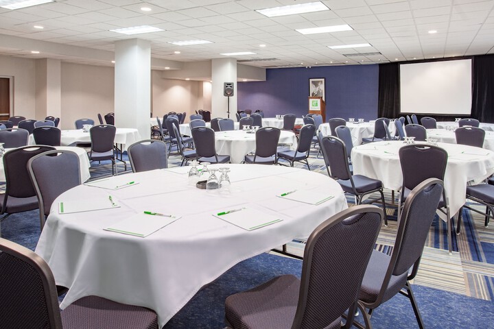 Ballroom/Hall 34 of 35