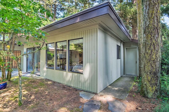 Coos Bay Cottage w / Fireplace & BBQ Patio!