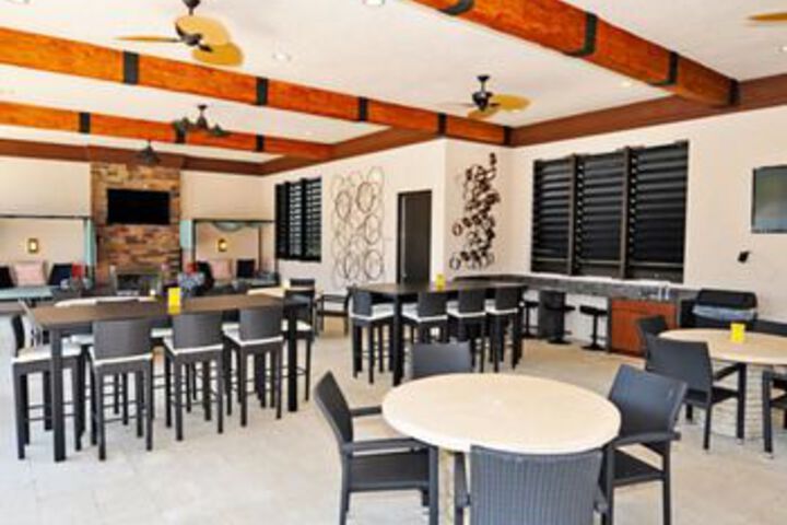 Oakview 4213 6 Br Villa by RedAwning