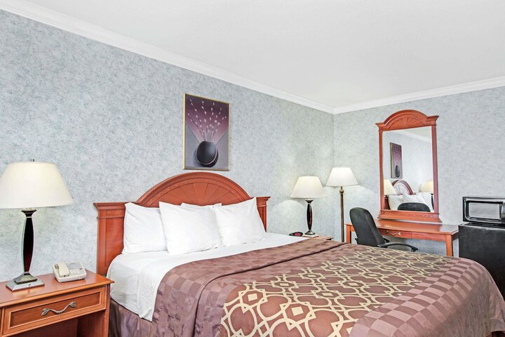 Room 25 of 28