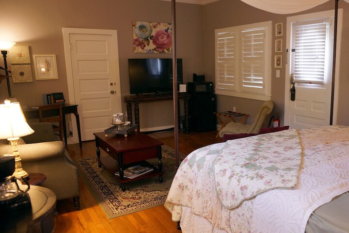 Room 33 of 48