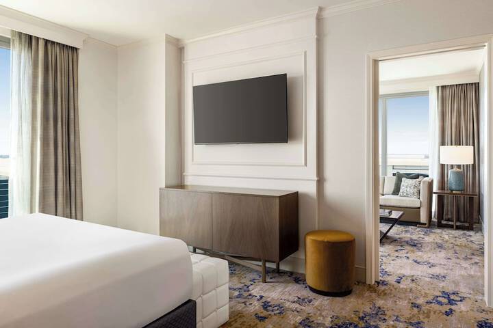 Room 33 of 65