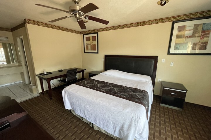 Room 13 of 30